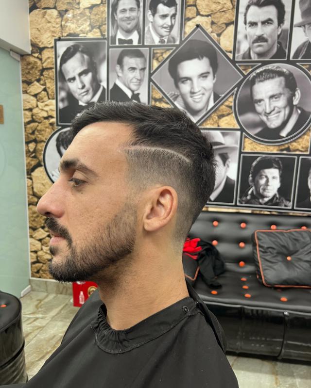 Corte degradê com risco lateral, visto de perfil
